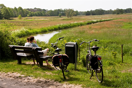 genieten op bank met fiets en schipb. diep