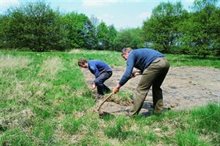 Plaggen met de hand is zwaar werk