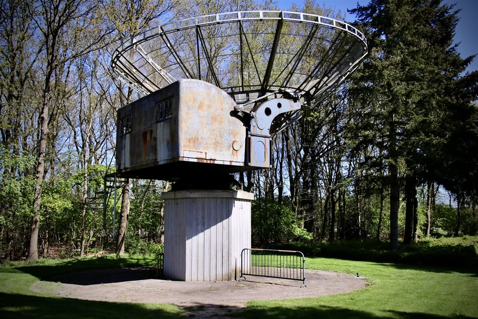 De Würzburgradiotelescoop staat naast het voormalig Planetron in Dwingeloo heeft de status van provinciaal monument gekregen. - Foto: Susan Pathuis/Provincie Drenthe