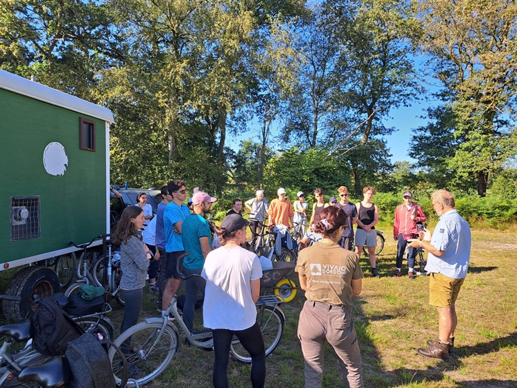 Voorzitter Jaap Verhulst heet de groep welkom in het Nationaal Park Drentsche Aa